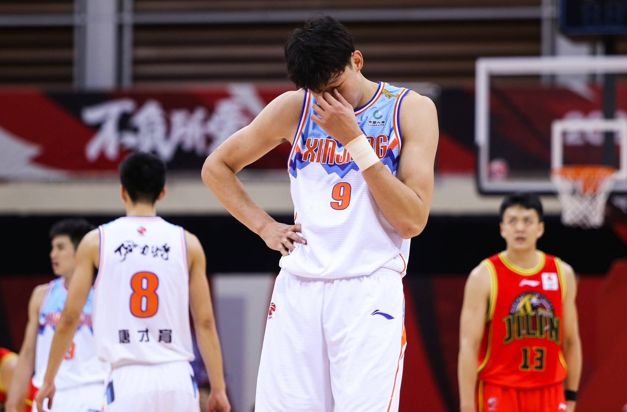 晚上21点，*疆新**男篮事件迎来重大反转，周琦被无视，*疆新**重回CBA