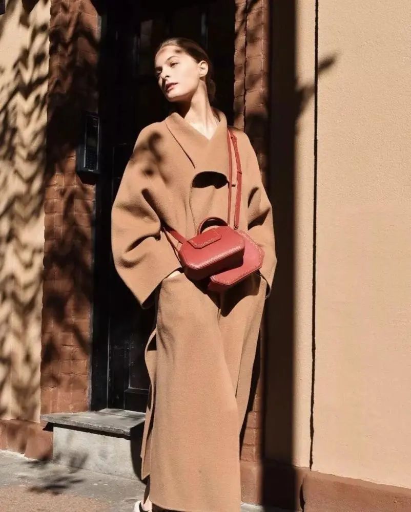 棕驼色大衣高级感穿搭,米驼棕大衣配什么颜色的内搭衬衫