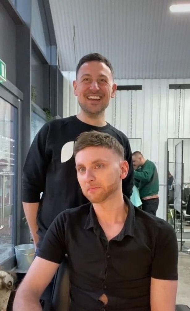 英国秃顶男子接受假发粘合流下激动的泪水，网友赞其年轻了20岁