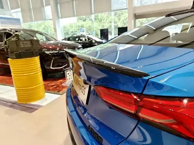 威朗progs白色街拍,威朗Progs白色出厂有黑顶吗