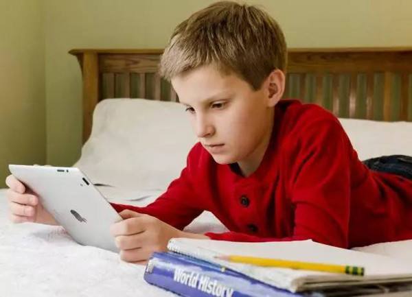 孩子玩手机影响睡眠了怎样控制,孩子玩手机夜里不睡觉怎么办