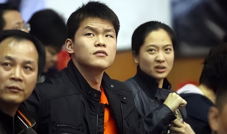 朱芳雨给老万颁发总冠军戒指,cba朱芳雨总决赛