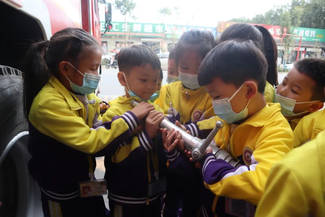 消防安全进百校宣传教育系列活动,走进学校开展消防安全宣传第一课