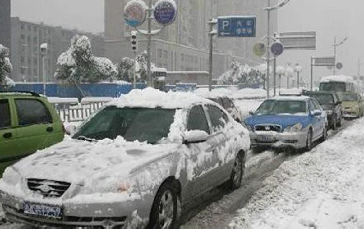 冰雪路面怎么开车操作最好,冰雪路面开车技巧自动挡
