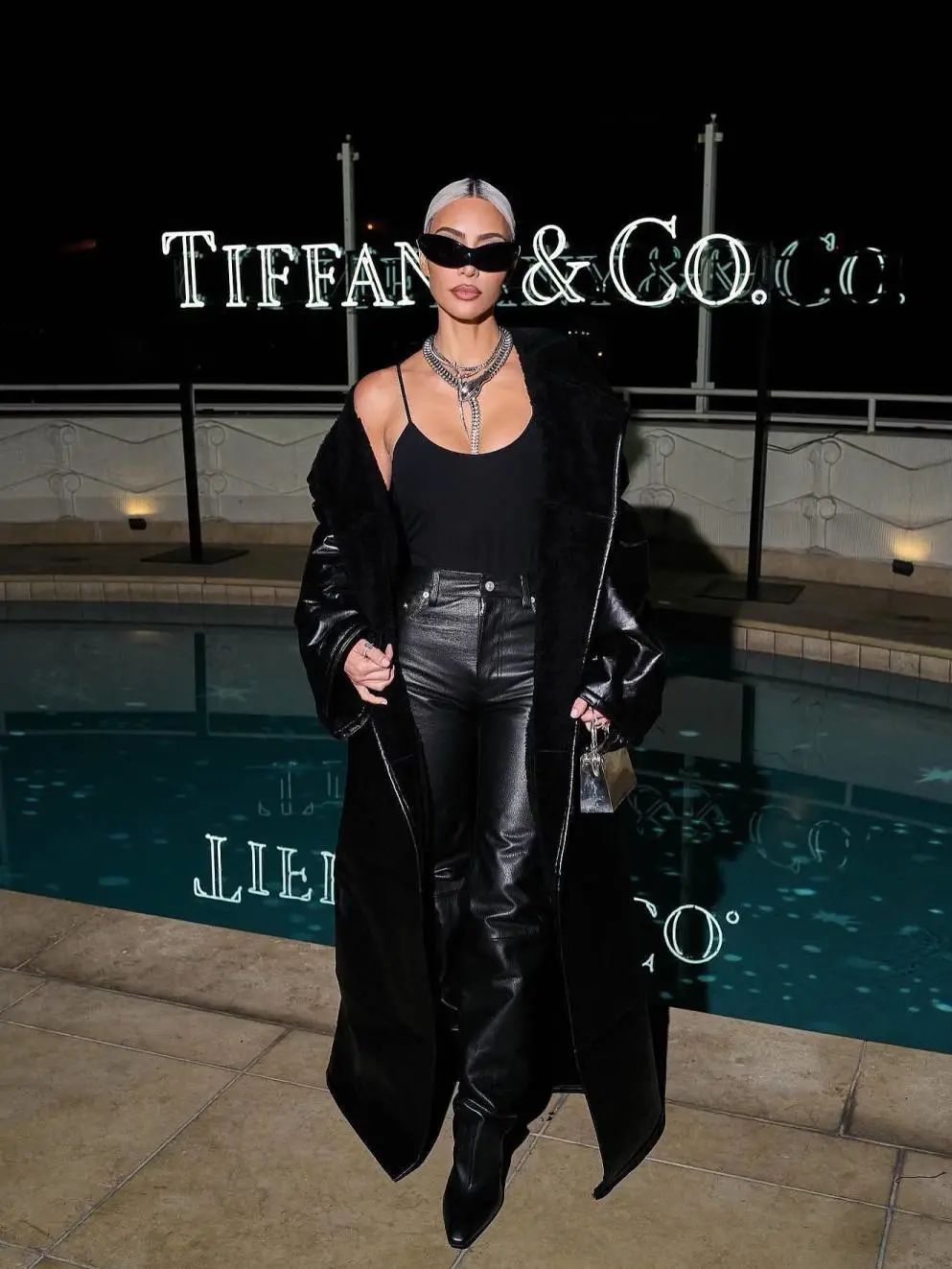 全国多地不能发货，商家赔惨了/巴黎世家推出了一款「真菌皮衣」