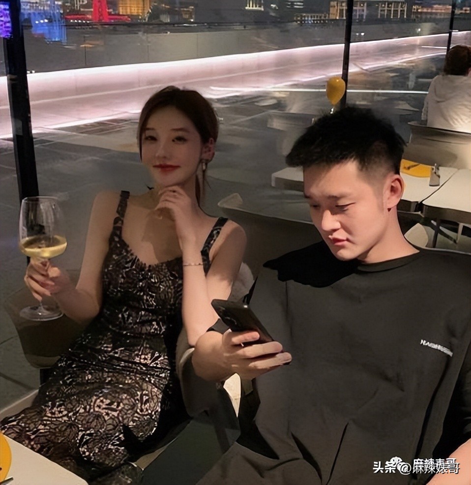 网红张大奕官宣订婚对象是谁,跟张大奕找对象的是谁