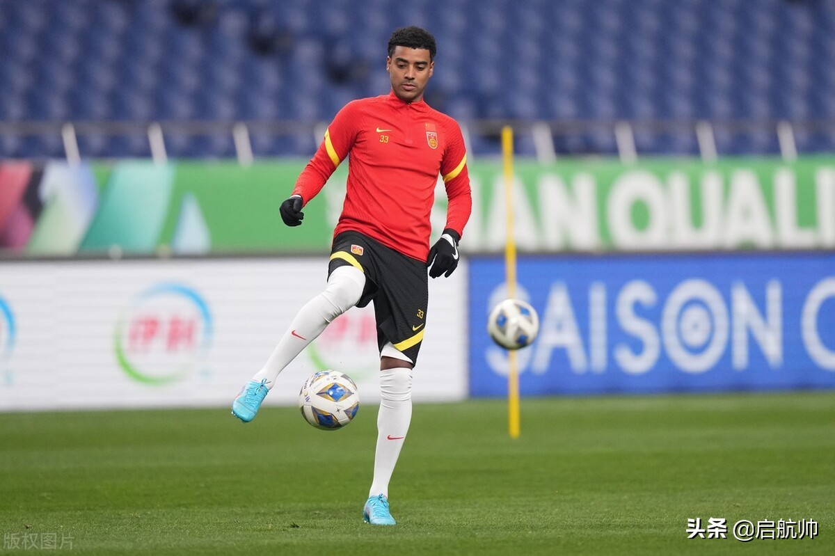 国足0-2阿曼李霄鹏,足球之夜采访李霄鹏和阿兰拥抱