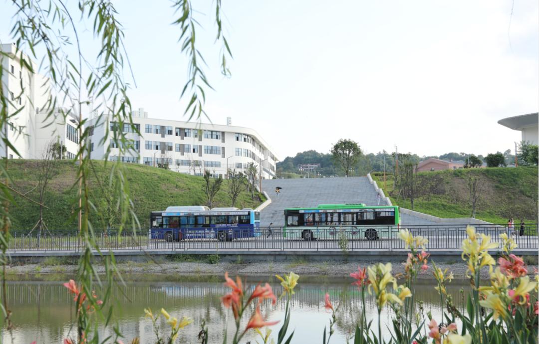 美翻了，四川高职院校风景如画，在这读书好巴适！