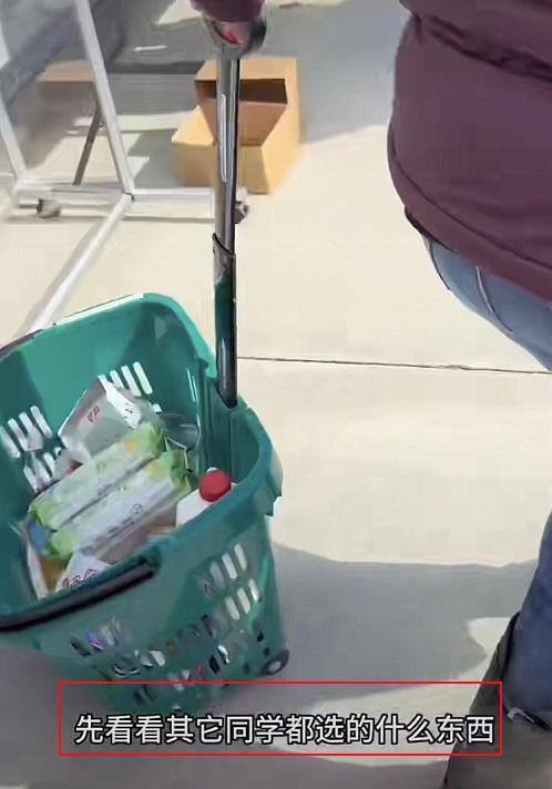 卡车夫妻美国领取救济食物,卡车司机美国领救济食物