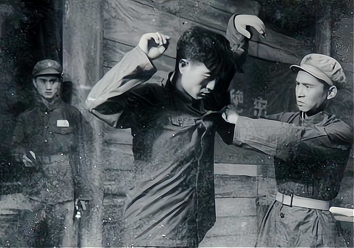 副艇长和小卖店老板娘偷情被举报，竟意外揭开特务惊天阴谋