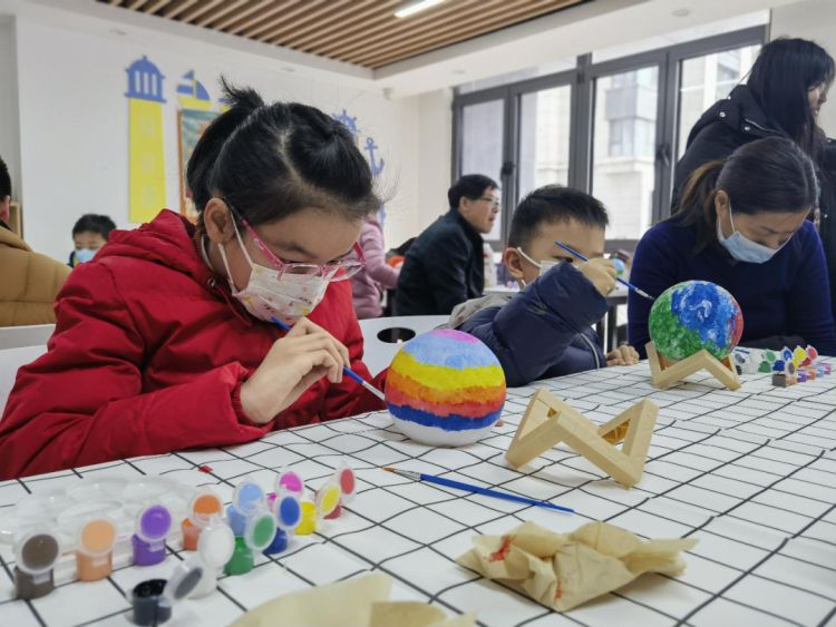 猜灯谜赢花灯趣味闹元宵,元宵节当然少不了做花灯猜灯谜