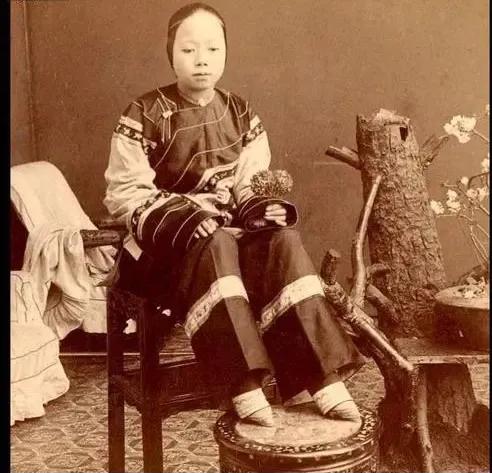 两性的隔绝，女人裹小脚