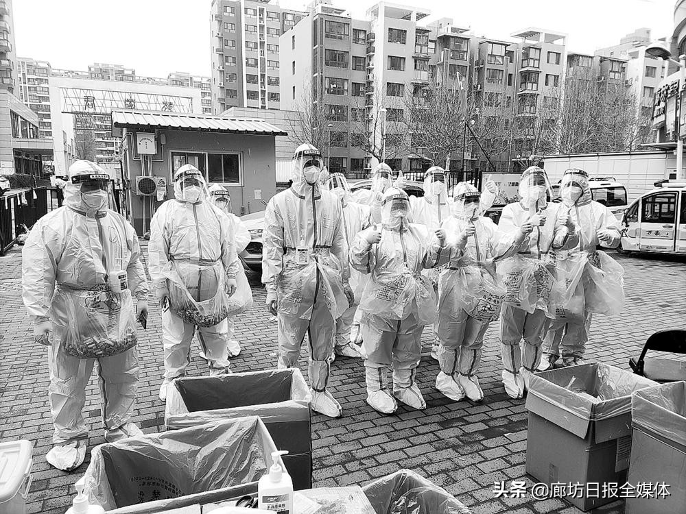 万家灯火下孤独的背影,看万家灯火的背影