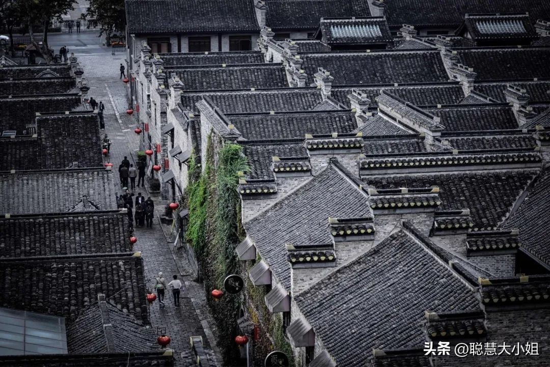 江苏镇江，比扬州安逸。这座有钱低调的小城，倦了就去小住几日