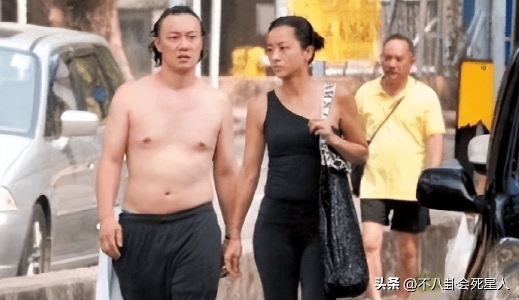 ​内地明星被捧上天，港星却逛地摊、地铁出行，差距咋这么大？