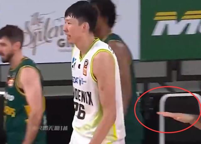 破案了！队友求击掌，周琦为啥没看一眼，胡子哥一路追赶，尴尬