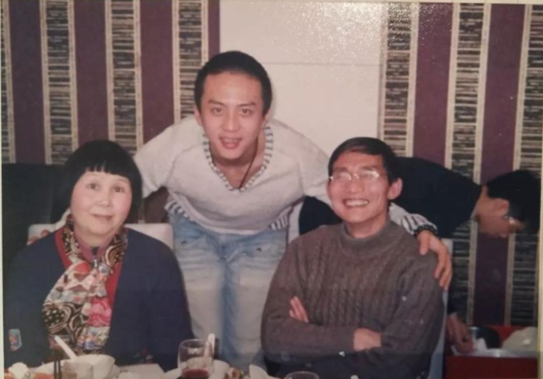 “混世魔王”邓超，上学曾拿刀追保安跑，与冯小刚竟恩怨多年