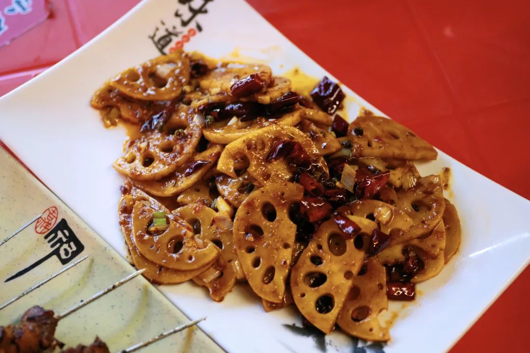 去了这座魔幻的东北烧烤之城，感觉这些年的烧烤都白吃了