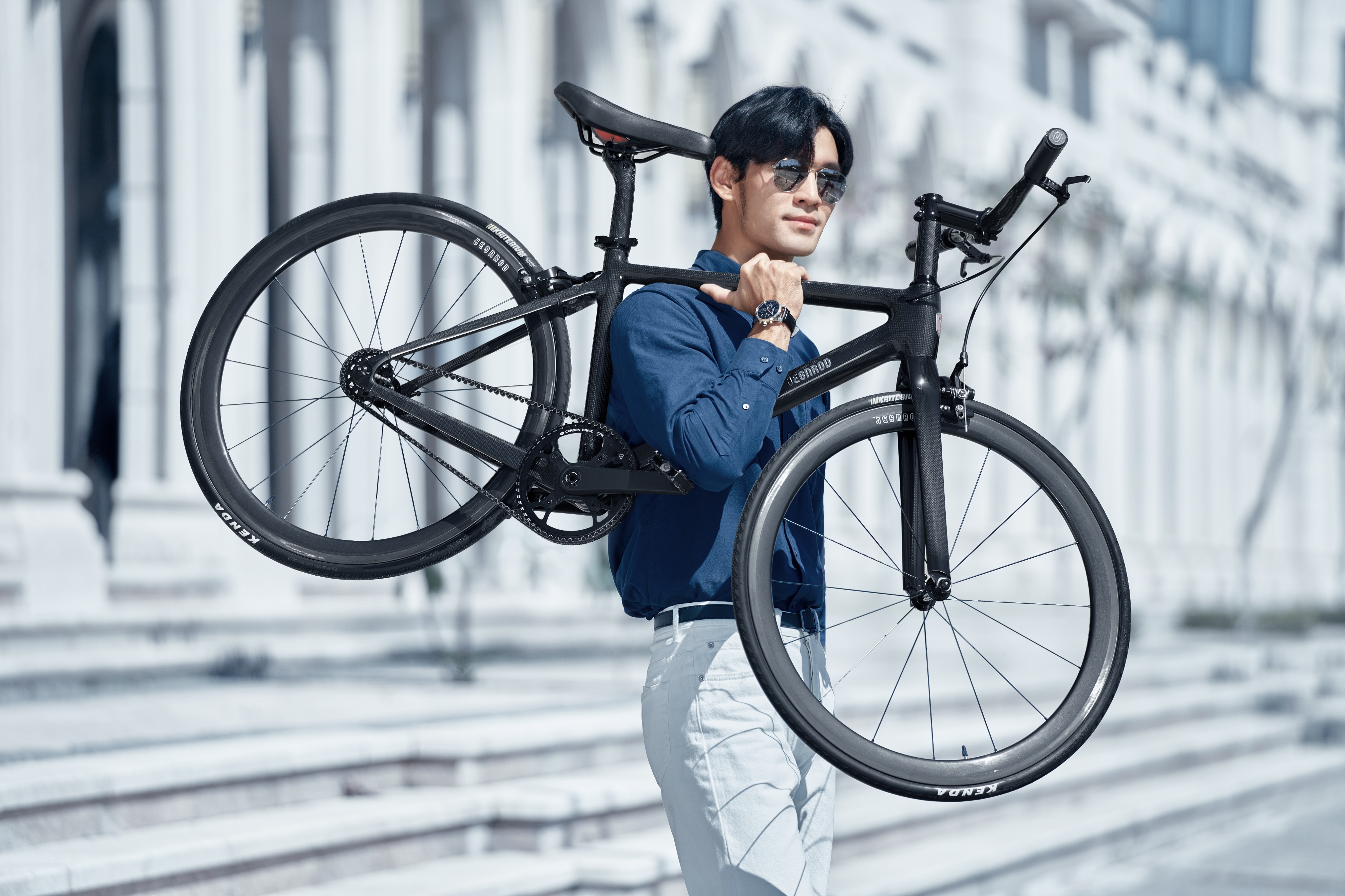 全身碳纤维结构的布加迪威龙,布加迪威龙碳纤维车身和陶瓷车身