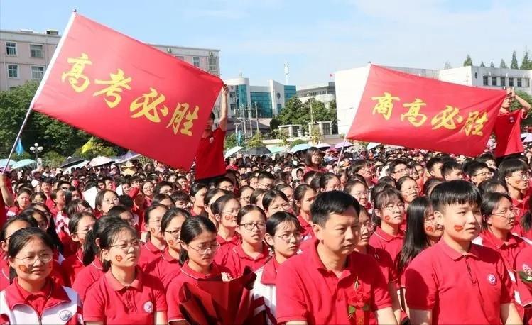 抢话筒的蒋同学、誓师振奋人心的女孩，成绩出来后究竟打了谁的脸