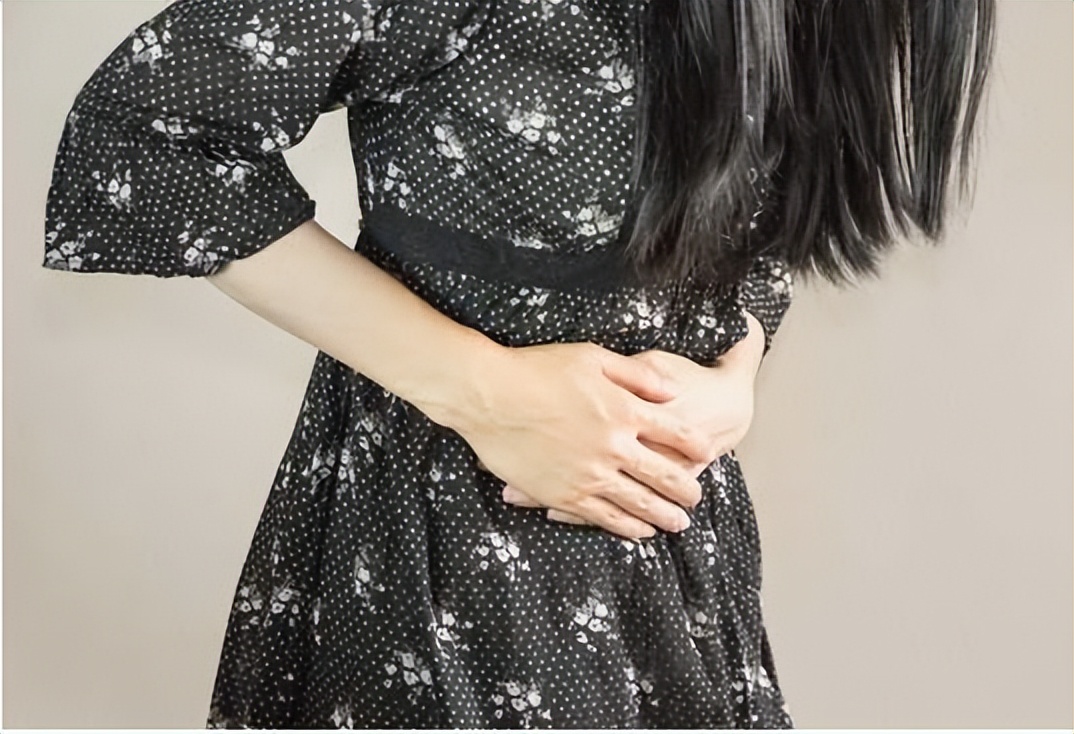 女孩腹痛就医，医生检查发现其阴道处的紫蓝色膨隆，立即引起重视