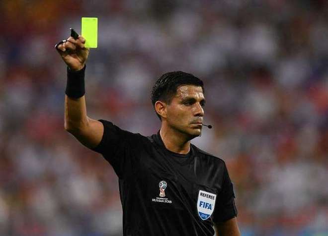 足球比赛中，不仅有红牌黄牌，还有裁判自己罚下自己？