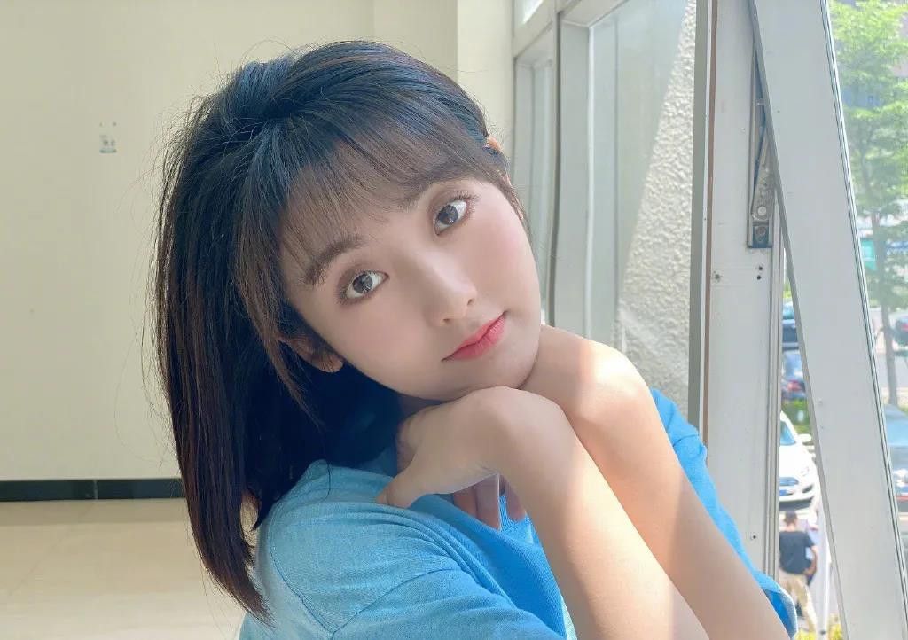 邢菲一袭白裙清新甜美,邢菲可爱少女照片