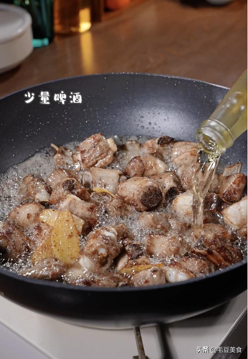 是时候安排顿肉肉吃了，生炒排骨给孩子加餐营养健康