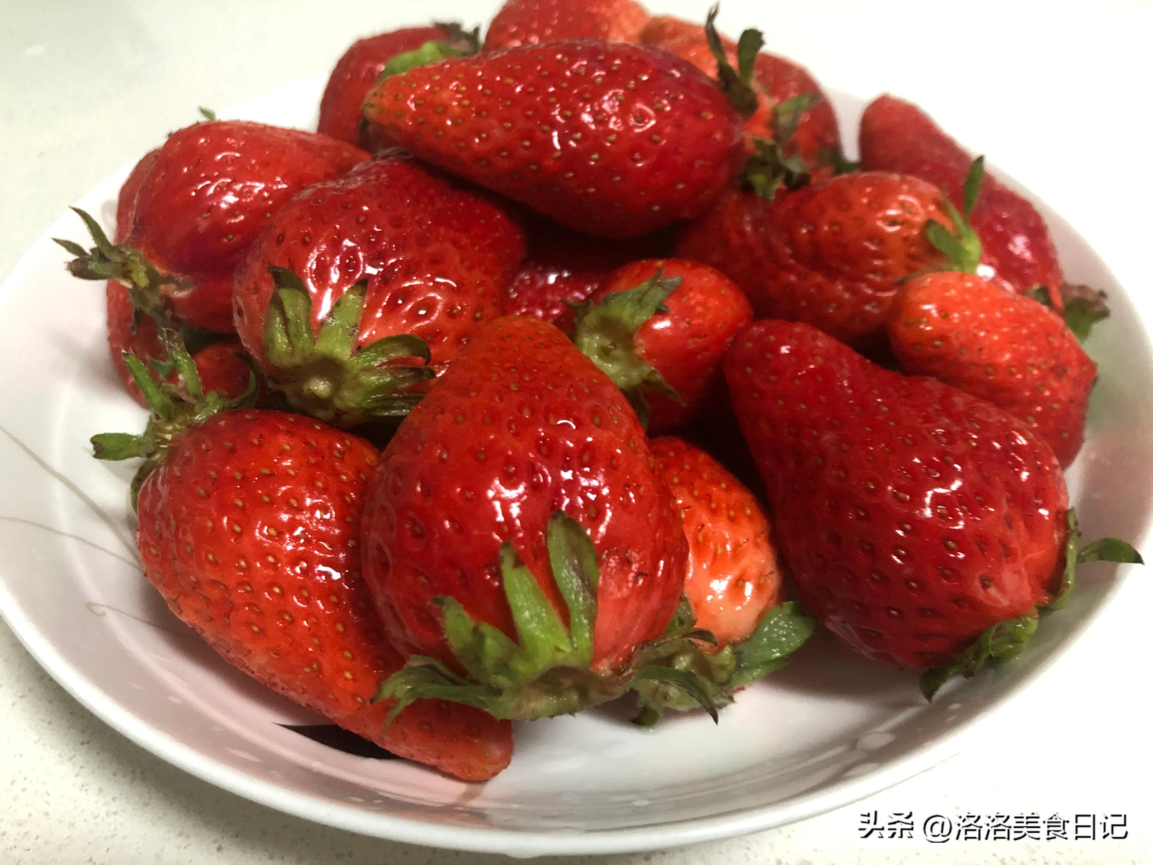 洗草莓，直接用水洗等于没洗，教你一招，洗得干净家人吃得更放心
