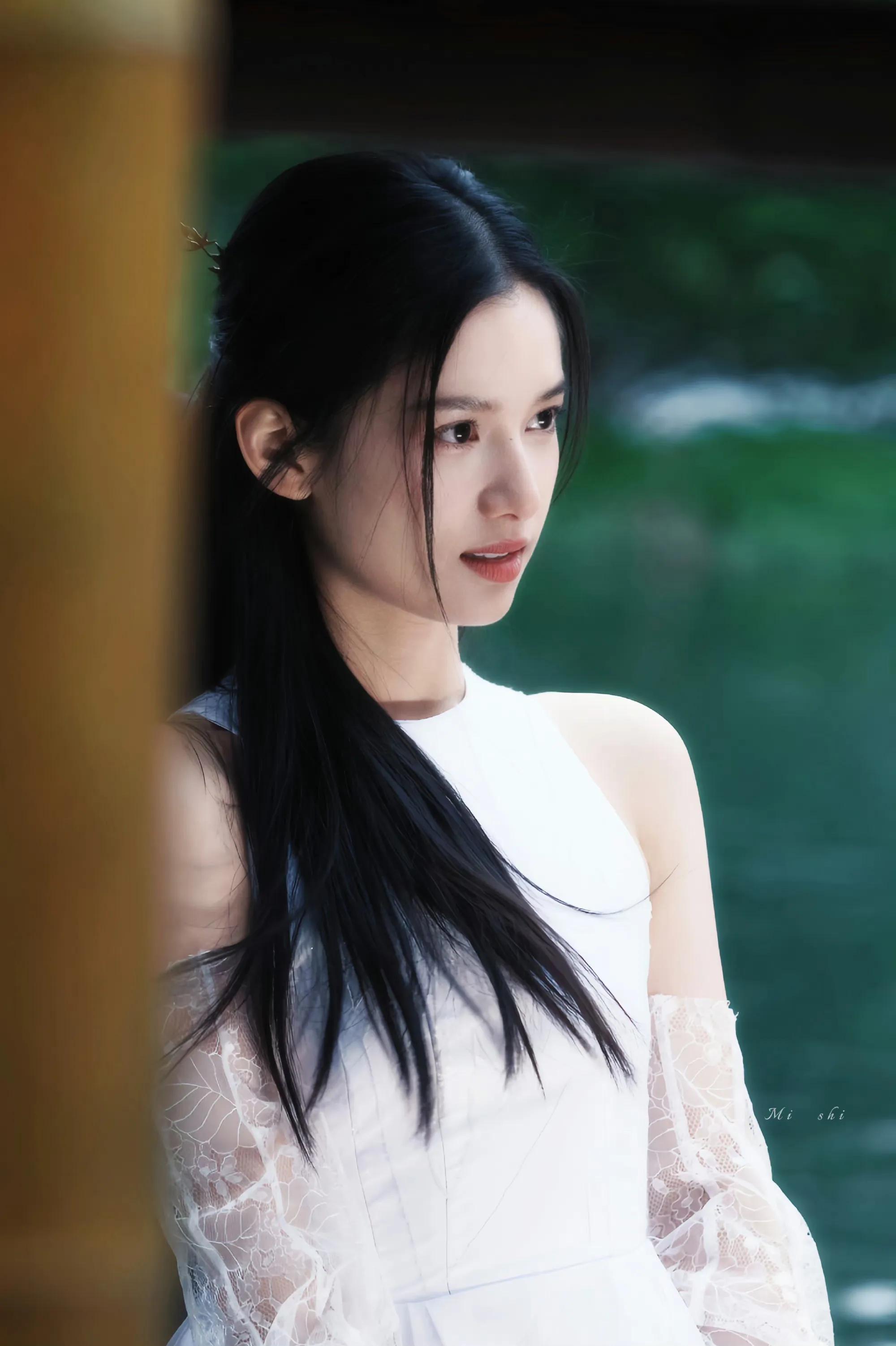 张婧仪披发公主头发型教程,张婧仪茉莉花图片