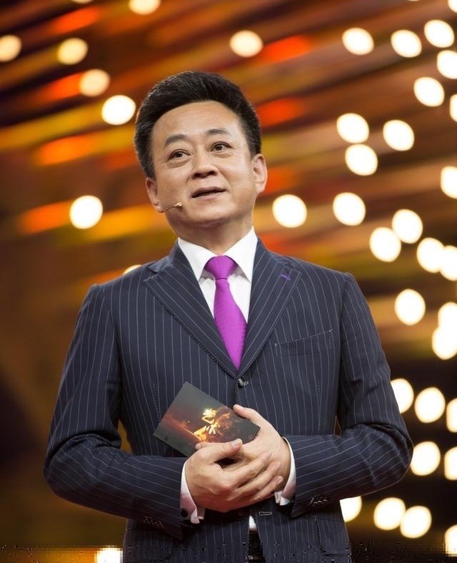 朱军正式复出,57岁朱军重返央视