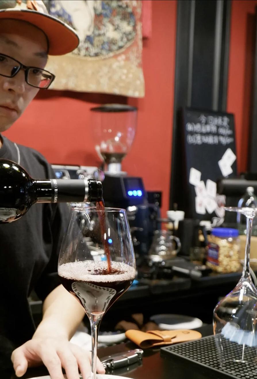 HOLA!Bars|成都东门新晋wineshop，看这届年轻人开店如何破圈