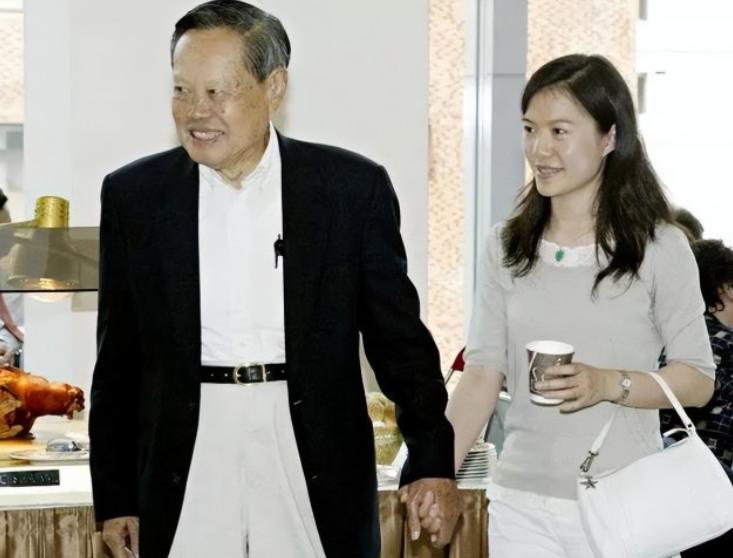 翁帆与杨振宁结婚生活状况怎样,杨振宁和翁帆结婚的当年现状