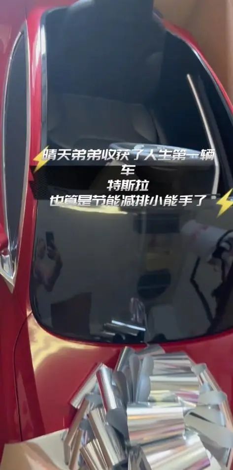 35岁女主持携父母定居美国，背20万包被指炫富，嫁富豪老公很幸福