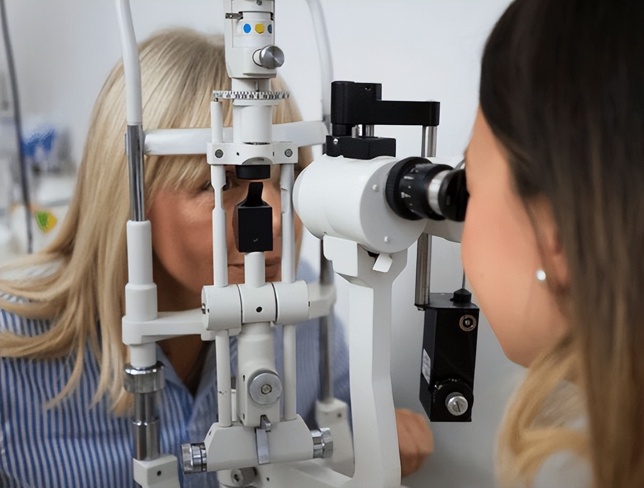 用激光手术治疗近视的人现在如何,激光手术治近视眼后又近视