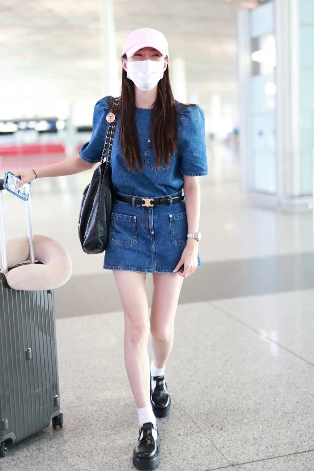 普通的牛仔短裙，怎么搭配更好看更显身材呢？