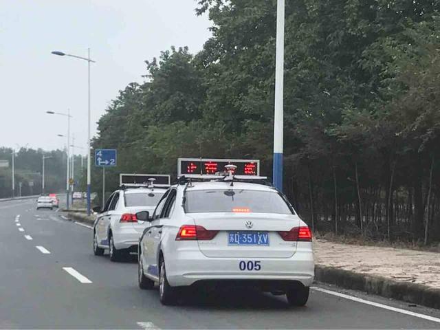 科目三途中停车等待打什么灯光,科目三路边停车一挡有距离限制吗