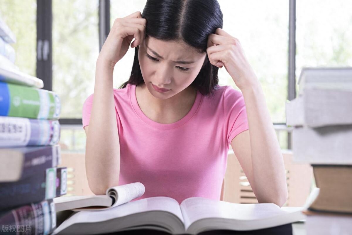 民间故事：男子见继母卧房灯亮，他趴窗头偷听，离开时学狗叫三声,2