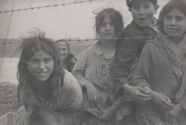 纳粹处决犹太人，两天枪毙三万多人，行刑前还拍照留念