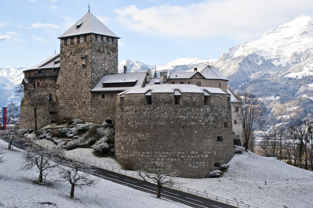 海岸线6000公里的国家,摩纳哥的国土面积与人口