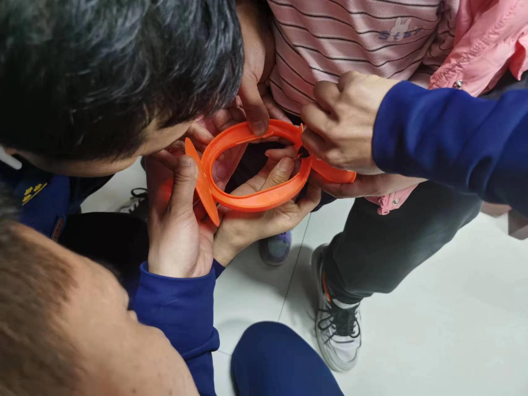 半岁幼童玩具卡手求助消防,幼童玩具卡手消防员暖心救援