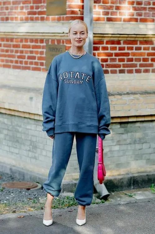 卫衣怎么搭配外套才好看冬天,冬天连帽卫衣怎么搭配洋气女