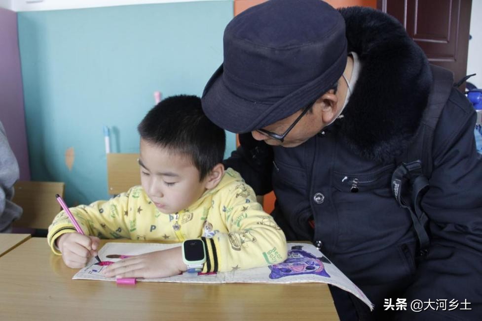 “孩子我来带!”外孙重病无力治疗,农村外公挺身而出撑起一片天