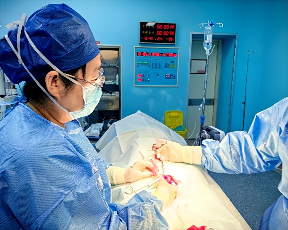 肛肠病医院二病区成功实施骶尾部巨大肿物切除术