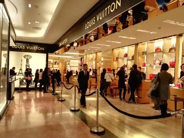 lv谈打击代购,lvmh老板突然交出家族控股权