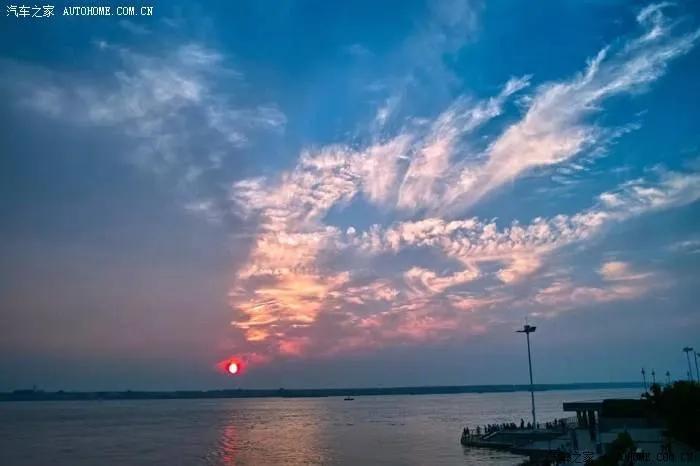 江城的夜千里迢迢,春城的秋夜