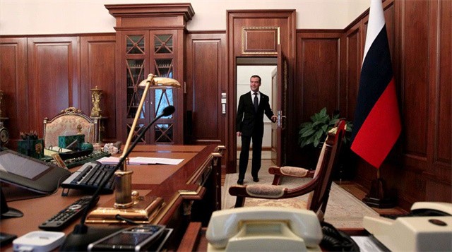 特朗普和普京办公桌,普京和特朗普办公室对比图