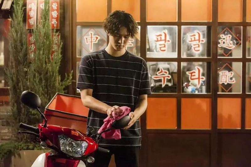 北京白天送快递晚上送外卖赚多少,快递小哥送快递工作