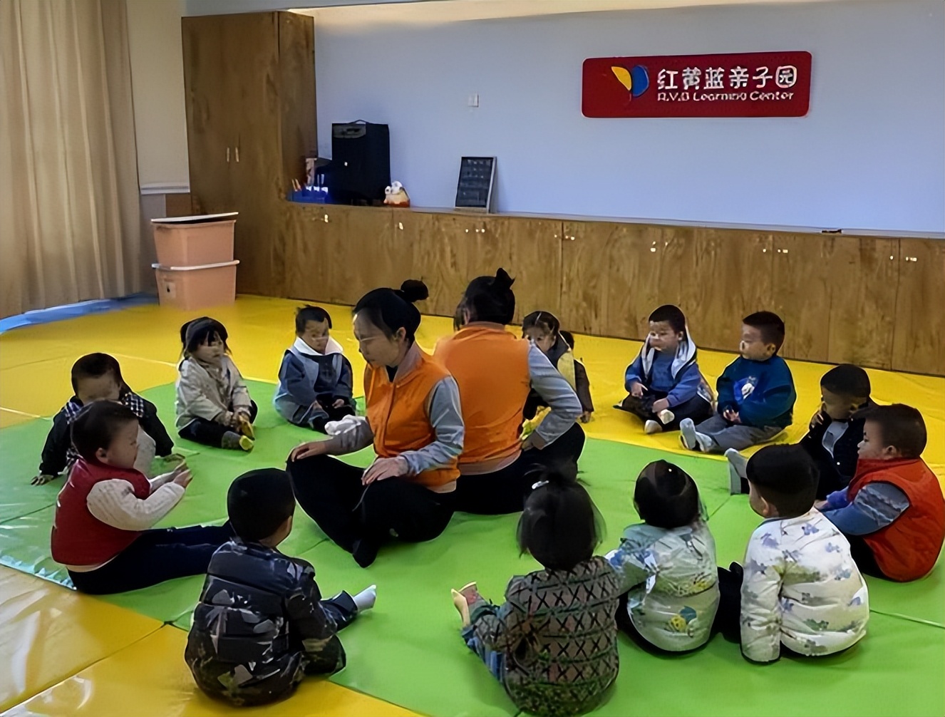 红黄蓝亲子园早教虐童事件,红黄蓝早教中心幼师虐童