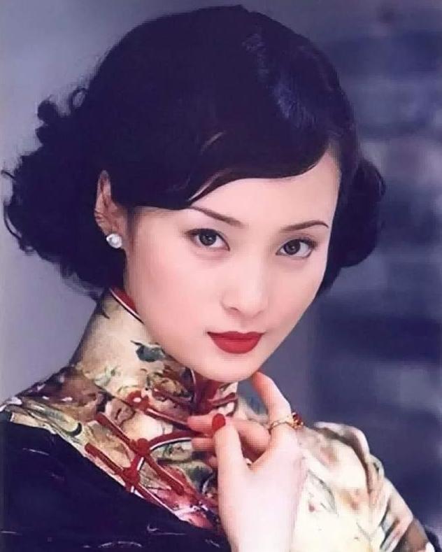 刘嘉玲关晓彤同框,穿旗袍大秀窈窕好身材